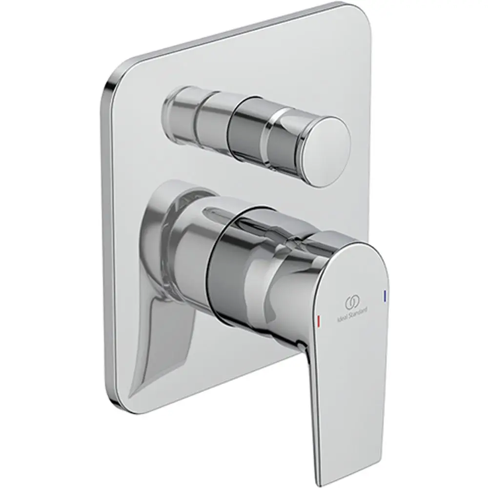 Wandarmatur in Chrom von Ideal Standard mit zwei Reglern für Temperatur und Wasserfluss, montiert auf einer quadratischen Rückplatte.